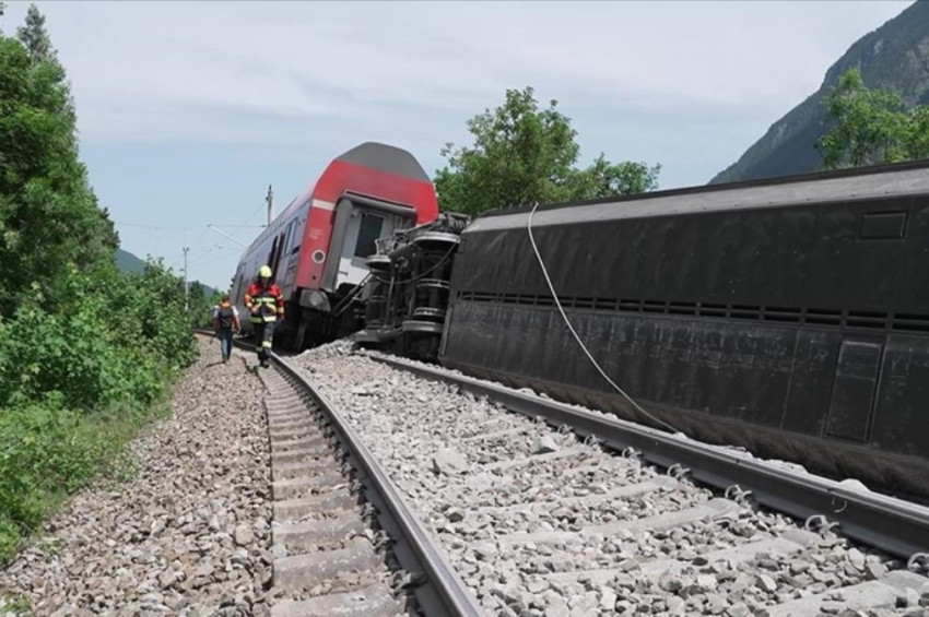 Almanyada tren kazası: Makinist ve 2 yolcu öldü