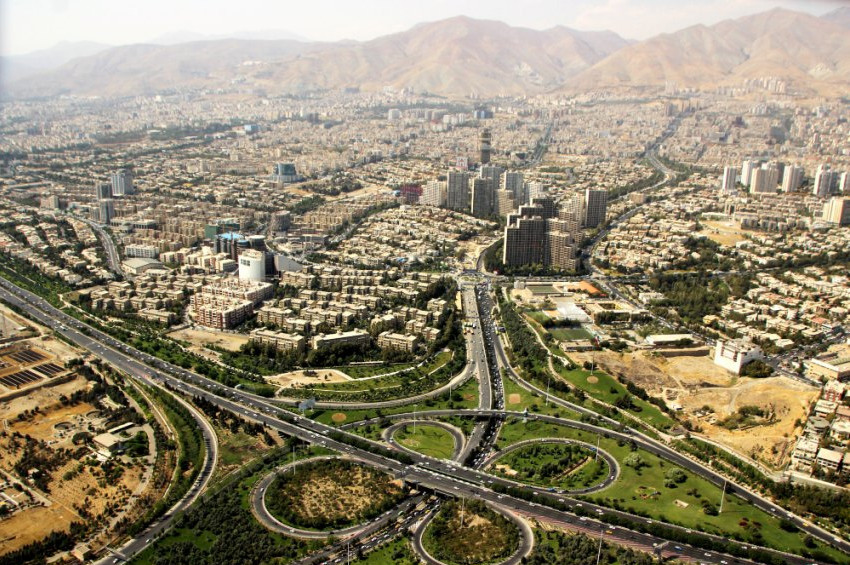 İran sıcaklarla mücadelede çareyi yarım gün tatilde buldu