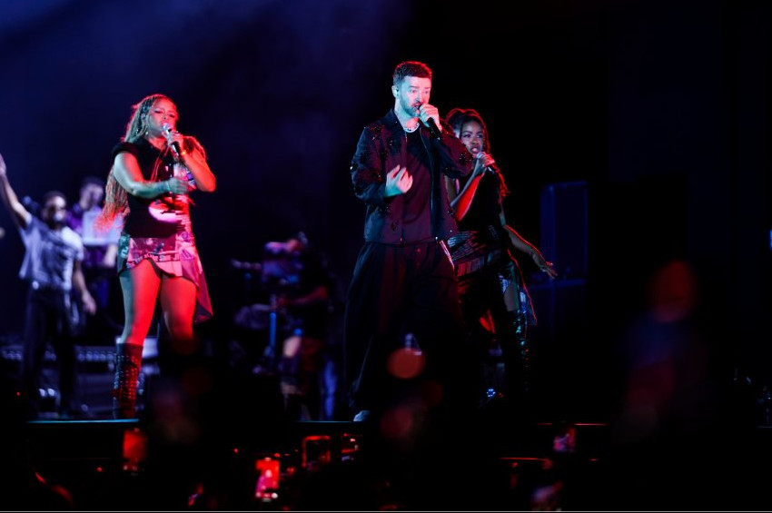 Justin Timberlake, İstanbul konserine Everything I Thought It Was albümünden eserler seslendirdi