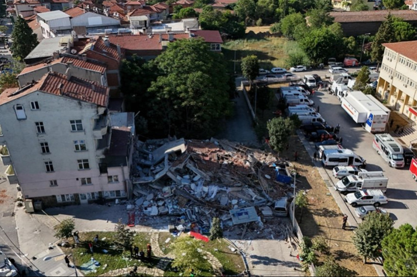 Balıkesirde depremde bir kişi öldü, 52 kişi yaralandı