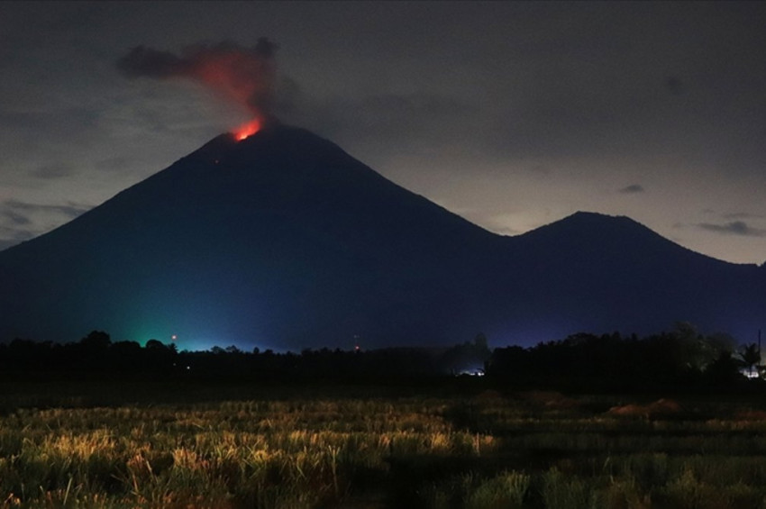 Semeru ve Lewotobi Laki-Laki yanardağları aynı gün lav psükürttü