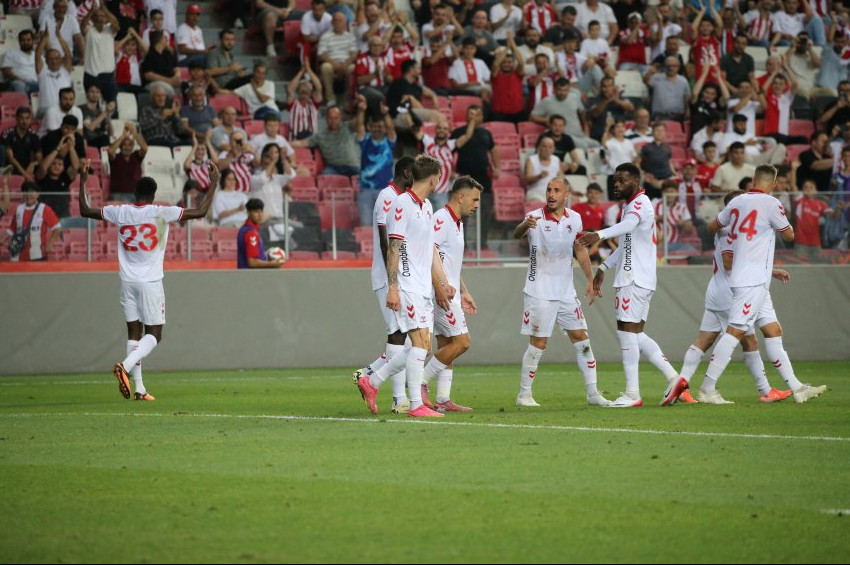 Hedefi Avrupa Liginde başarı olan Samsunspor, hazırlık maçında USL Dunkerqueyi 1-0 yendi 