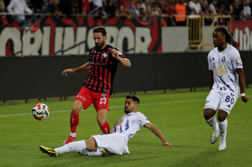 Sarıyer, Çorumda son dakikada verilen garip penaltı ile yıkıldı: 2-1
