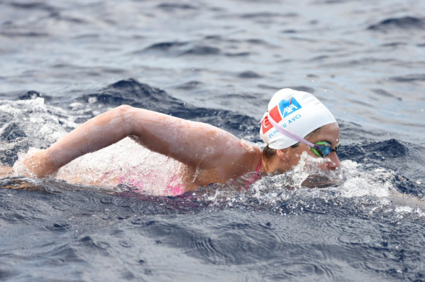 Bengisu Avcı Türk yüzme tarihinde bir ilki başardı: Okyanus Yedilisini tamamladı