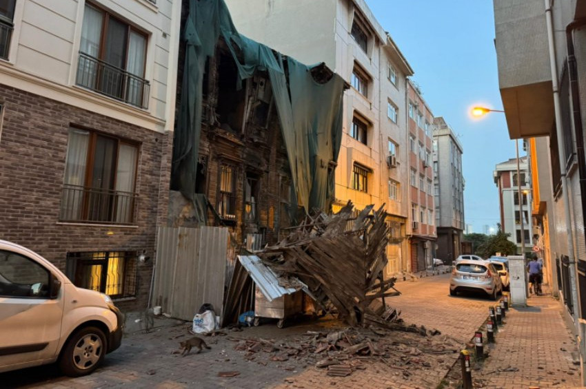 Bakırköyde ahşap tarihi bina çökme paniği yaşattı
