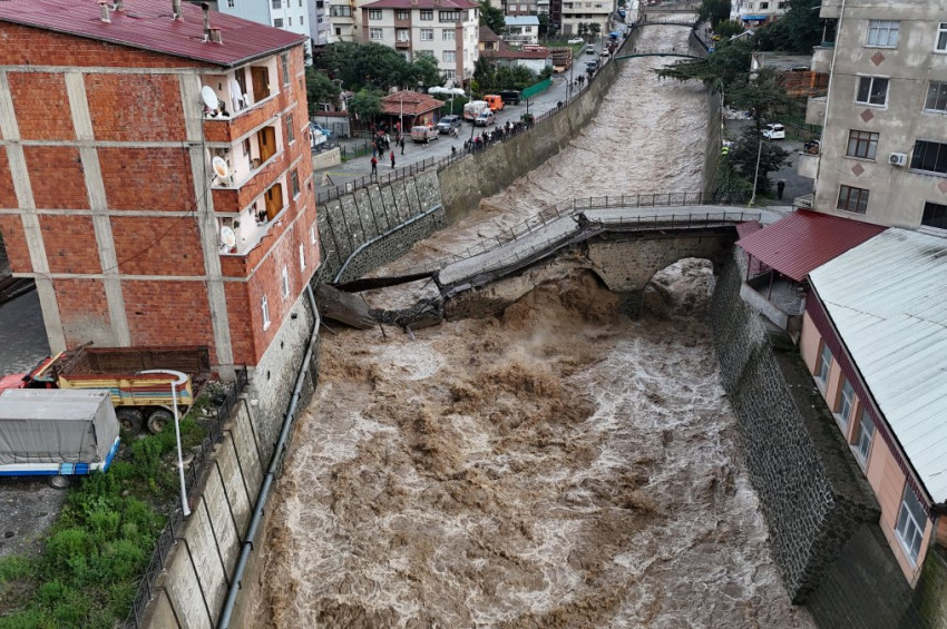 Borçkadaki tarihi köprü ortasından çatladı ve çöktü