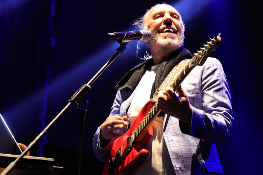 Ücretsiz Cuma İş Çıkışı Konserleri Fatih Erkoç ile başladı Yüksek Sadakat ile sürecek