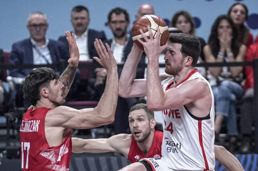 Polonyayı yenen 12 Dev Adam EuroBasket 2025te yarı finale çıktı