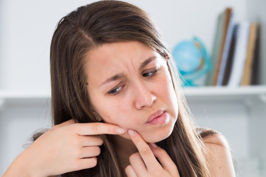 Geç yatmak, kahve içmek, takviye gıda akneye yol açıyor