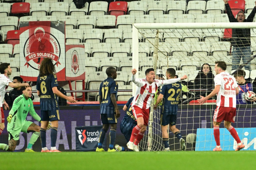 Fenerbahçe, Antalyadan bir puan çıkarabildi: 2-2
