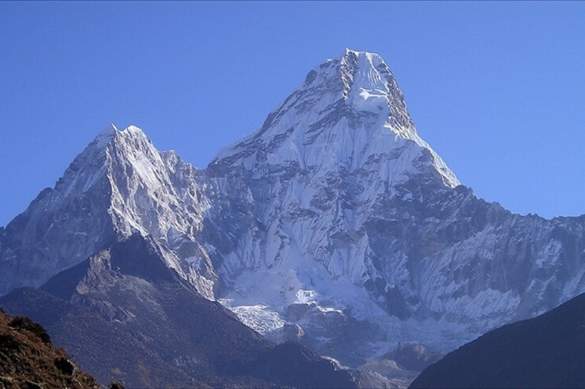 Everest dağına yılın ilk dağcıları tırmandı, Bin kişi bu sene zirveyi görebilecek