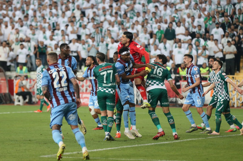 Trabzonspor, Konyasporu 2-1 yenerek Türkiye Kupasını kazandı